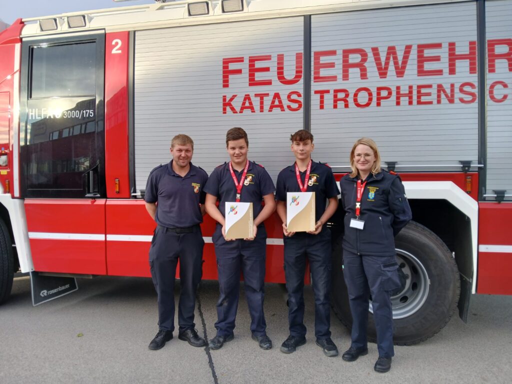 Jungfeuerwehrer Mario Schreivogl und Florian Resch absolvierten Feuerwehrleistungsabzeichen in Gold